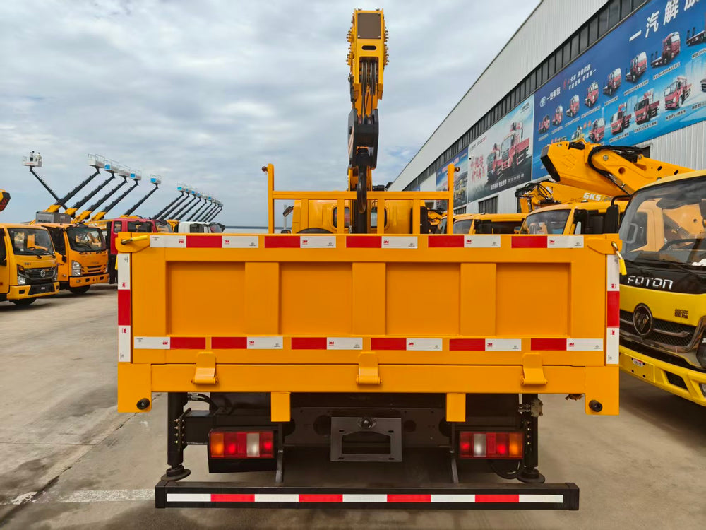 HOWO Changxing 4×2 truck with a 4-ton, 4-section boom crane