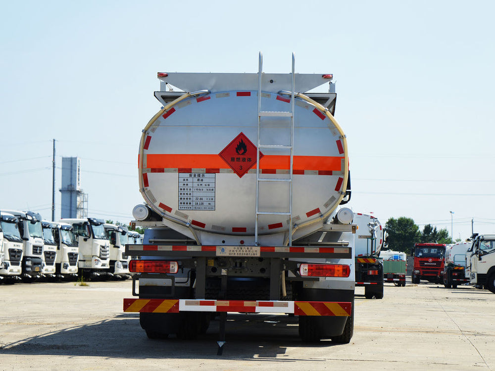 Sinotruk HOWO TX7 350HP 8×4 Flammable Liquid Tanker