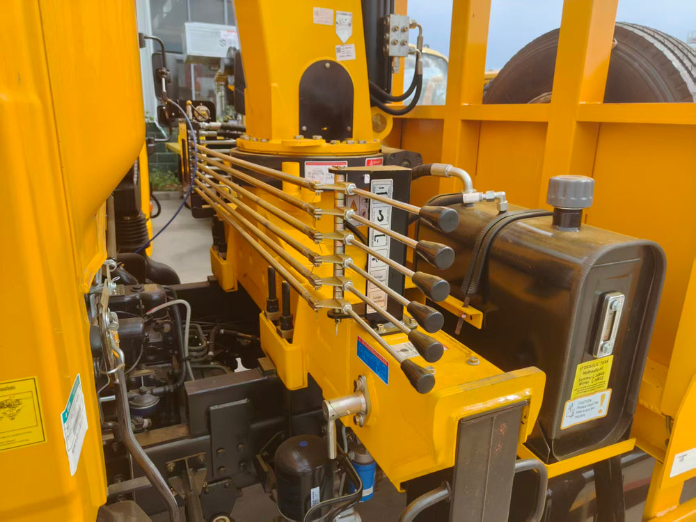HOWO Changxing 4×2 truck with a 4-ton, 4-section boom crane