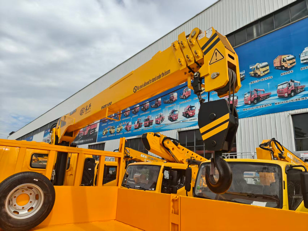 HOWO Changxing 4×2 truck with a 4-ton, 4-section boom crane
