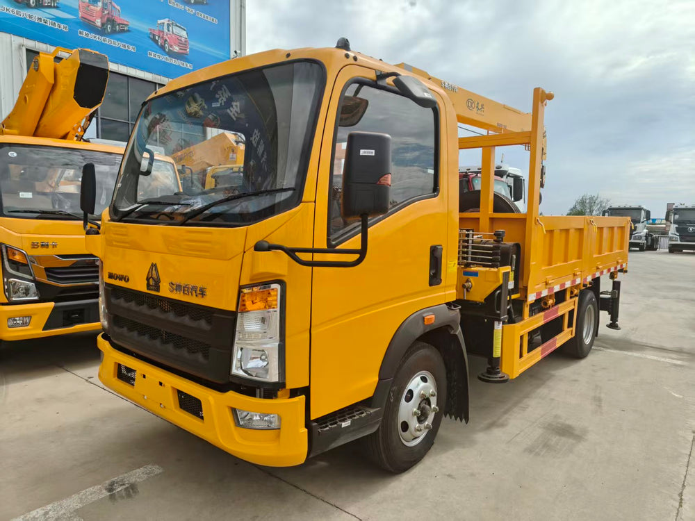 HOWO Changxing 4×2 truck with a 4-ton, 4-section boom crane